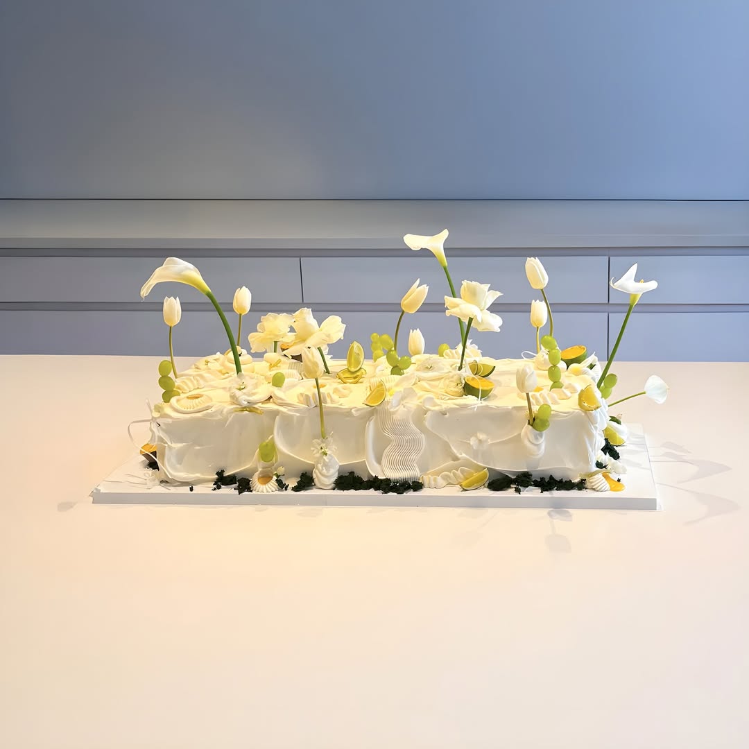 WHITE CENTERPIECE